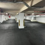 Asfalt yol çizgi ve şerit uygulamaları ile güvenli ve dayanıklı zemin işaretleme çalışması.