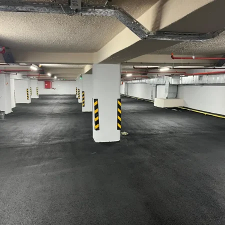 Asfalt yol çizgi ve şerit uygulamaları ile güvenli ve dayanıklı zemin işaretleme çalışması.