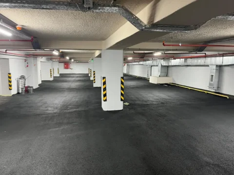 Asfalt yol çizgi ve şerit uygulamaları ile güvenli ve dayanıklı zemin işaretleme çalışması.