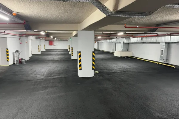 Asfalt yol çizgi ve şerit uygulamaları ile güvenli ve dayanıklı zemin işaretleme çalışması.